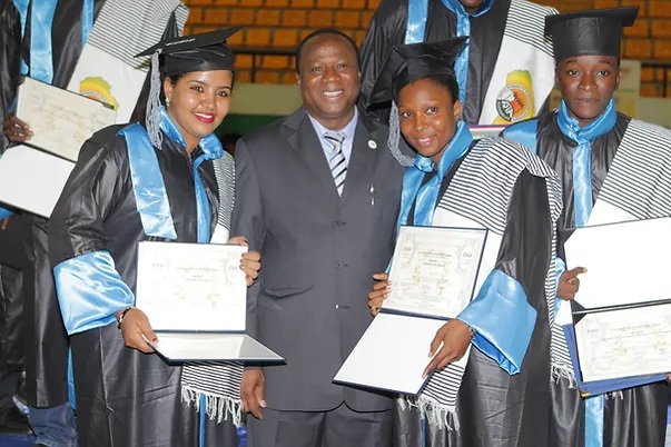 Lauréats posant avec leurs diplômes