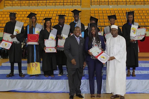 Promotion de diplômés en salle